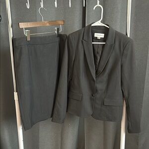 New Calvin Klein women’s suit Size 8 Blazer and skirt